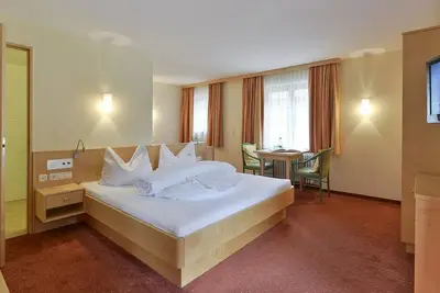 Image de Family room with half board - Berghotel Madlener