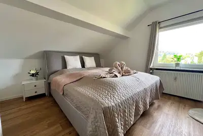 Image de 2nd room attic apartment with castle view & king-size bed