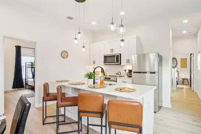 Image de 3br/2ba Breathtaking Views Near Exciting Downtown!
