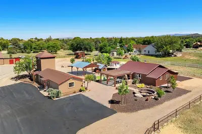 Image de Zebra Ranch - 16-Guest Compound Experience, Prescott | Mtn Vu • Spa • Pickle Ball