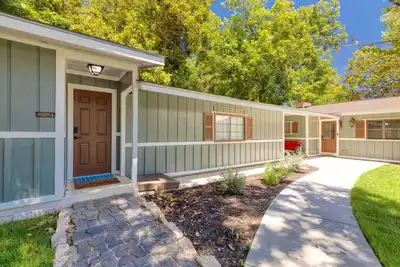 Image de Right on the Water/Volley Ball/ Corn Hole/ Fun & Relaxing Lake House in Lake McQ