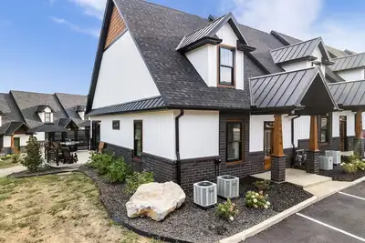 Image de Luxury Townhome-Fireplace-Private Patio w/Firepit