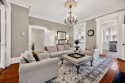 Image de Southern Charm + Timeless Elegance on Iconic Jones Street By Lucky Savannah
