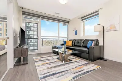 Image de Modern High Rise Condo w Private Patio—Downtown