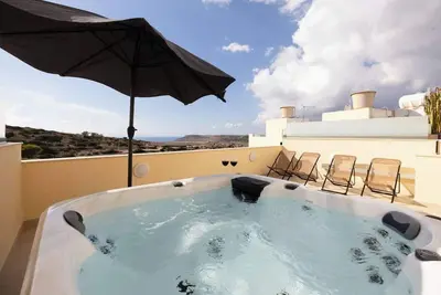 Image de Enjoy luxury and comfort in this modern 3-story home in Mellieħa with a private lift, rooftop jacuzzi, sea and countryside views, 3 bedrooms, 3 bathrooms, and spacious terraces. Perfect for families or friends just minutes from Malta’s best beaches.