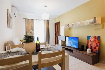 Image de Modern and bright apartment in Ghadira Bay, just 5 minutes from the beach. It offers 2 bedrooms, a studio with sofa bed, 1. 5 bathrooms, A/C, and 2 balconies with sea, church, and countryside views — perfect for a relaxing stay in beautiful Mellieħa.
