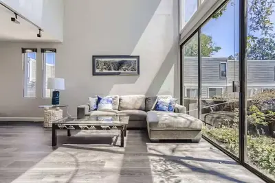 Image de Sunny Suburban Getaway | 4br Condo + Pool | 30 day
