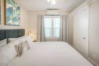 Image de Beach Cottage steps to the bay, awesome porch