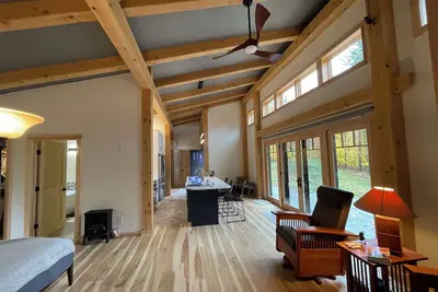 Image de Beautiful new two-bedroom timberframe house on 7 acres in Ripton.