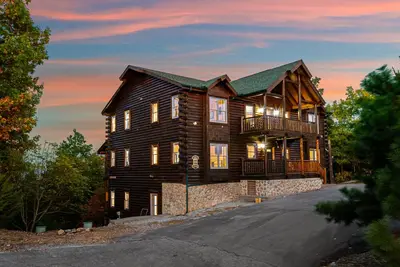 Image de Amazing cabin w/dual 7-person hot tubs, billiards, theater - attraction tickets!