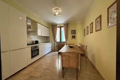 App 2 bedr 2 bathr, 5\" from Arena, 2\" from P. Erbe