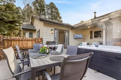 Image de New | Int Designed | Single Level | Hot Tub | Mtns