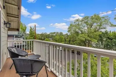 Image de Nau/Dt | Elevated 2 bdrm | Sleeps 6 | Dog Friendly