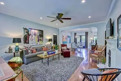 Image de Entire 4-Unit Building in Myers Park | 8br & Reserved Parking near Uptown