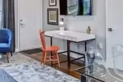Image de Boutique Myers Park Condo · King Suite · Parking · Near Atrium Cmc & Uptown