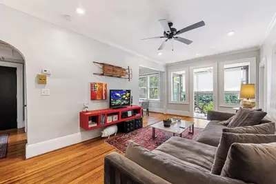 Image de Boutique 2br Condo in Myers Park with Balcony & Free Parking near Atrium Cmc