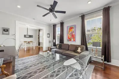 Image de The Home Collection: Boutique Elizabeth King Suite · Private Porch · Near Uptown