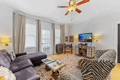 Image de The Home Collection: King Suite with Private Balcony near Atrium & South End
