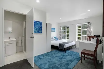 Image de Compact Stay On Train One Stop to Eden Park