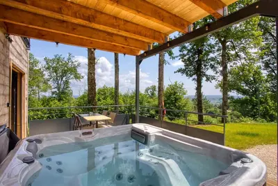 Image de Cabane 'Le Pech Éternel - Spa des Charmes' avec piscine partagée, Wi-Fi et climatisation