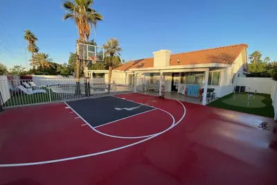Image de Phoenix, Pool, Hottub, basketball court, arcades, mountain views and much more!