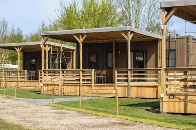 Image de If you want to stay on a campsite while enjoying all the comfort of a home, why not rent one of our luxury lodges in the unspoilt landscape of the Dutch province of Limburg. You can find these lodges with private parking on the map on pitches 134, 13