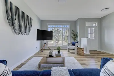 Image de Beautiful Home near West Edmonton Mall. Experience comfort and style.