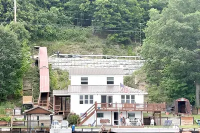 Image de Superb 3-bedroom house with 100 feet of private lake front near Hammondsport, Ny