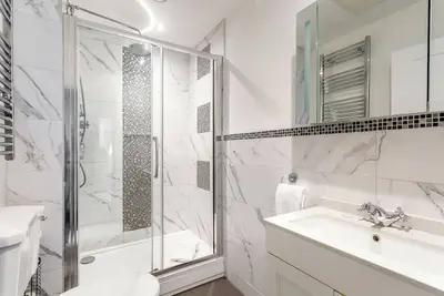 Image de Blissful Bluejay Escape- 1 Bed Apartment with Free WiFi in the Heart of the City