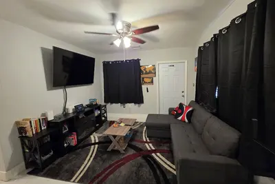 Image de Kind Nest - 15 mins from downtown, airport, and beach. Washer/dryer available