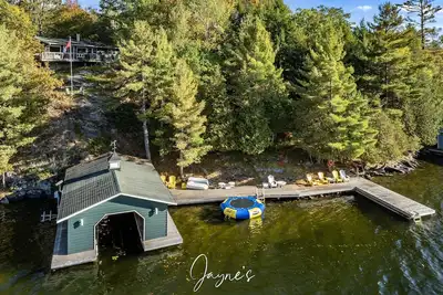 Image de 5 bed 2 bath cottage on Lake Rosseau