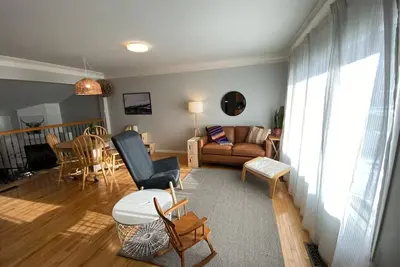 Image de Cozy Spacious Home in the Town of Golden - walking distance - Pet-Friendly