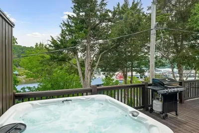 Image de 1 Bedroom Anchor Cottage 2 - One bedroom, one murphy bed, one sleeper sofa, with kitchenette