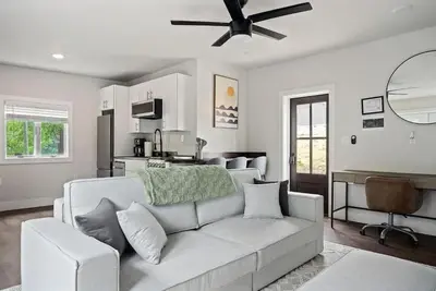 Image de 1 Bedroom Driftwood Cottage 1 - One bedroom, one murphy bed, one sleeper sofa, with kitchenette