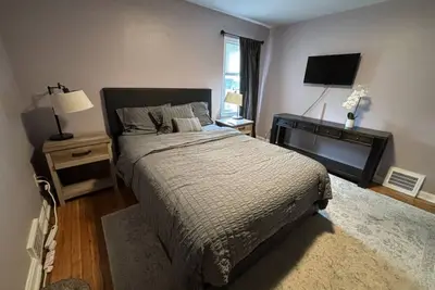 Image de Lyndhurst 3br 1ba Home Monthly Rental Smart TVs wood flooring quiet neighborhood