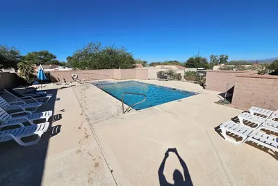 Image de 2-bedroom condo in peaceful Green Valley with Ac, Pool and Hot Tub. Parking