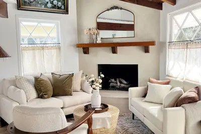Image de Luxury Designer Beach Cottage + Private Parking 30-Day Min