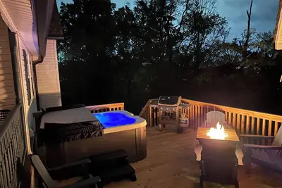 Image de Oliver Twist Cottage - Walk to Downtown - Hot Tub & Grill-Cozy Charm