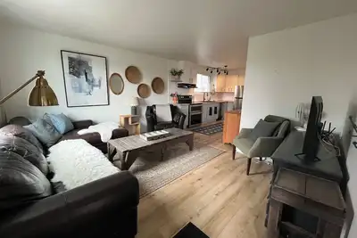 Image de Rustic comfortable harbor side hub, close to everything!