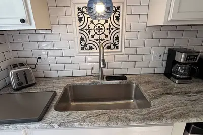 Image de 3-bedroom house in serene Maple Heights with Ac