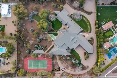 Image de Hideaway Estate by LuxeKey | Exquisite Frank Lloyd Wright Inspired Private 2. 5  Acre Estate w/ Po. . .