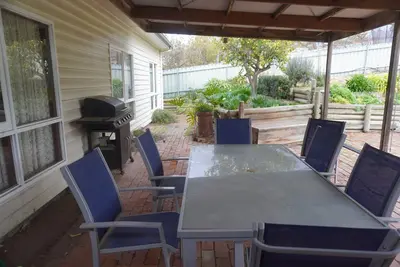 Image de Central California Bungalow combines old charm with modern comforts