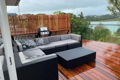 Image de 4 Bed home in Devonport views overlooking Ngataringa Bay. Spa, Firepit, Kayak.