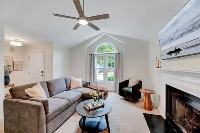 WestBorough Hideaway Fenced Yard, 3b, Central