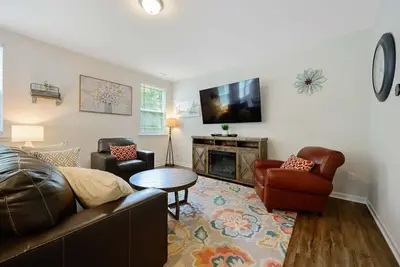 Image de Modern 4-Bedroom Home Near Downtown Raleigh