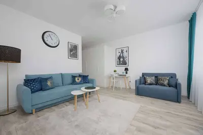 Image de Posag 7 Panien 18 Warszawa | Blue Apartment with Desk and Parking