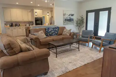 Image de Spacious 4br Anna Getaway | Patio, Bbq & Views <br>A cozy 4-bedroom retreat near McKinney’s Historic Downtown, wineries, and nature trails. Sleeps 12 and blends rustic Texas charm with modern comfort. Enjoy patio cookouts, peaceful country views, an