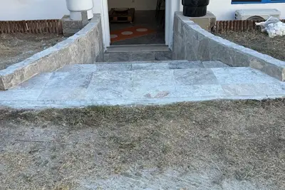 Image de petite maison aux volets bleus. les pieds dans l'eau 50 m plein sud petit jardin