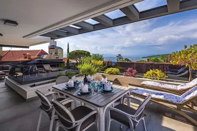 Image de Appartement de vacances appartement luxueux avec une belle terrasse donnant sur la mer