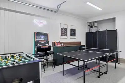 Image de Arcade Game Room / Hot Tub & Ev Charger / Pecan Valley Resort / 3br / Waterpark